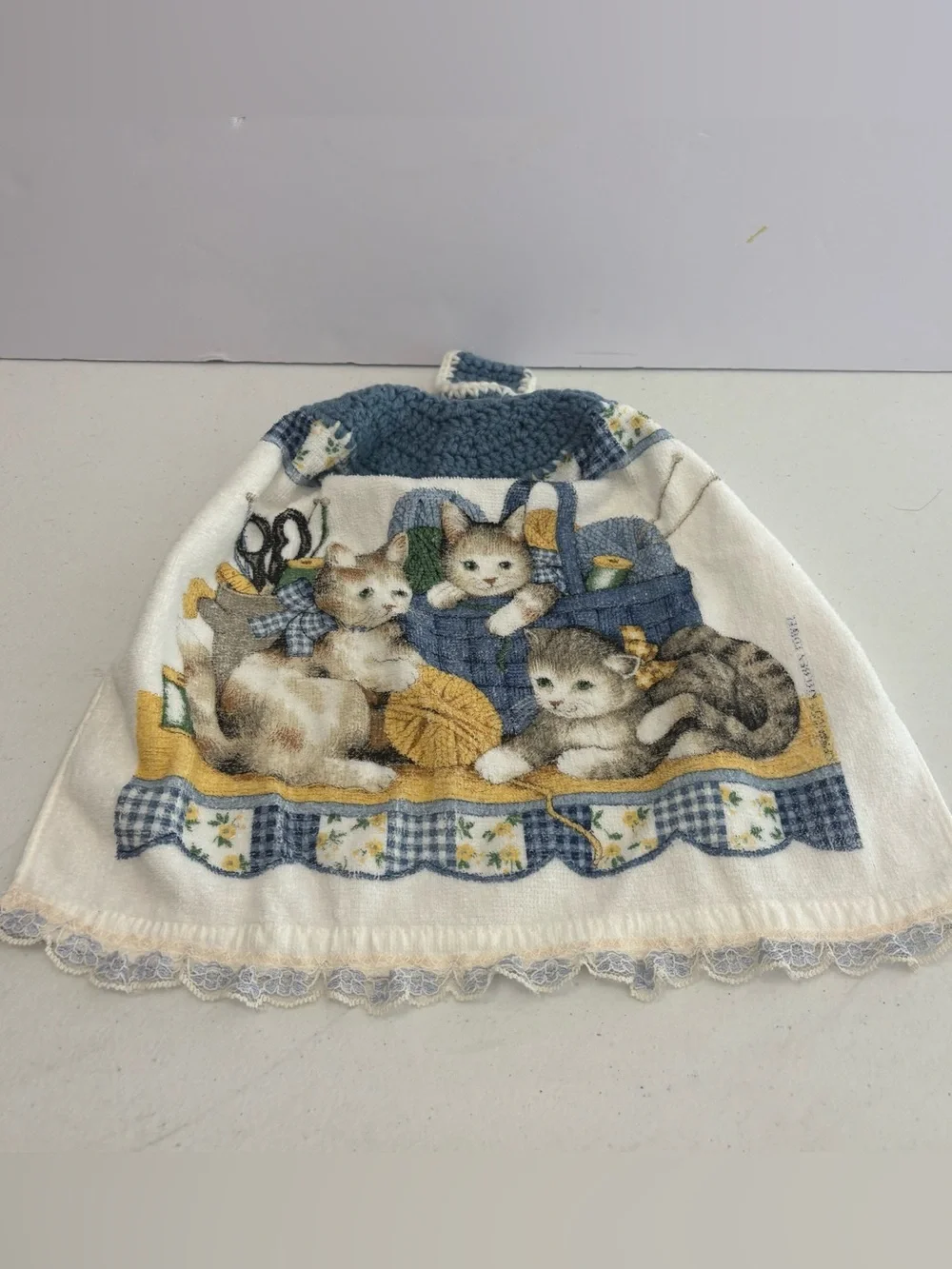 1 Crochet Top Hanging Kitchen Towel Cats Kittens Playing with Yarn Franco blue